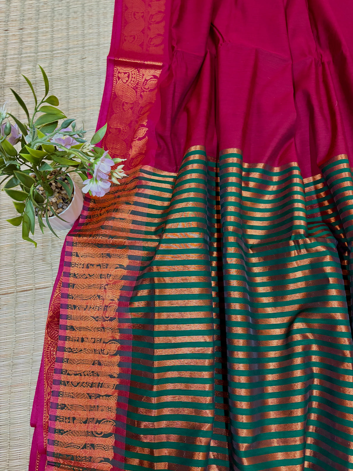 Haara- Laal- Green & Red Maheshwari Cotton Saree