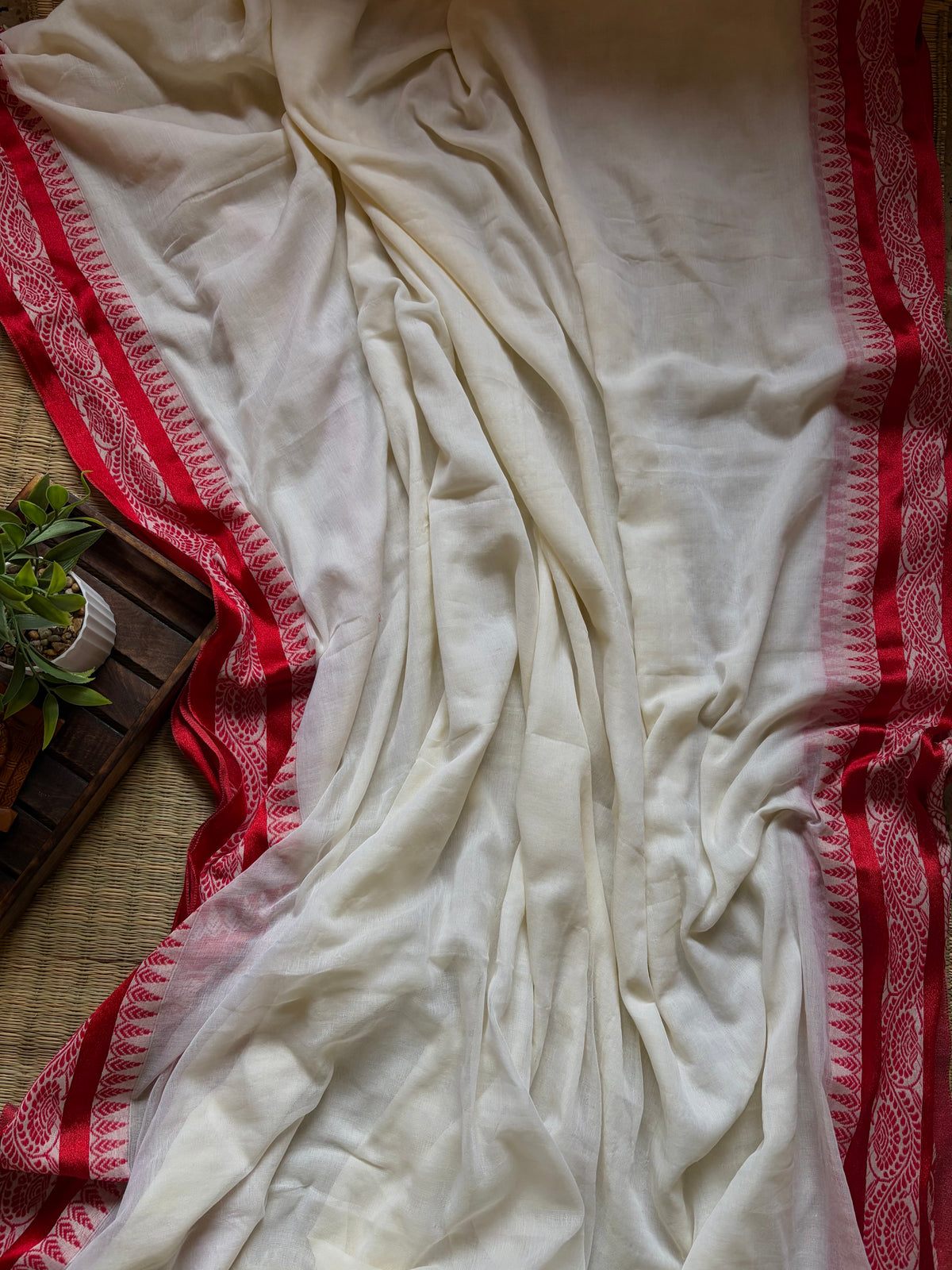 Sada laal paar Mul cotton saree
