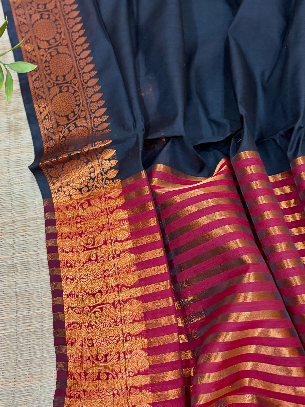 Kaali-Laal- Black & Red Maheshwari Cotton Saree