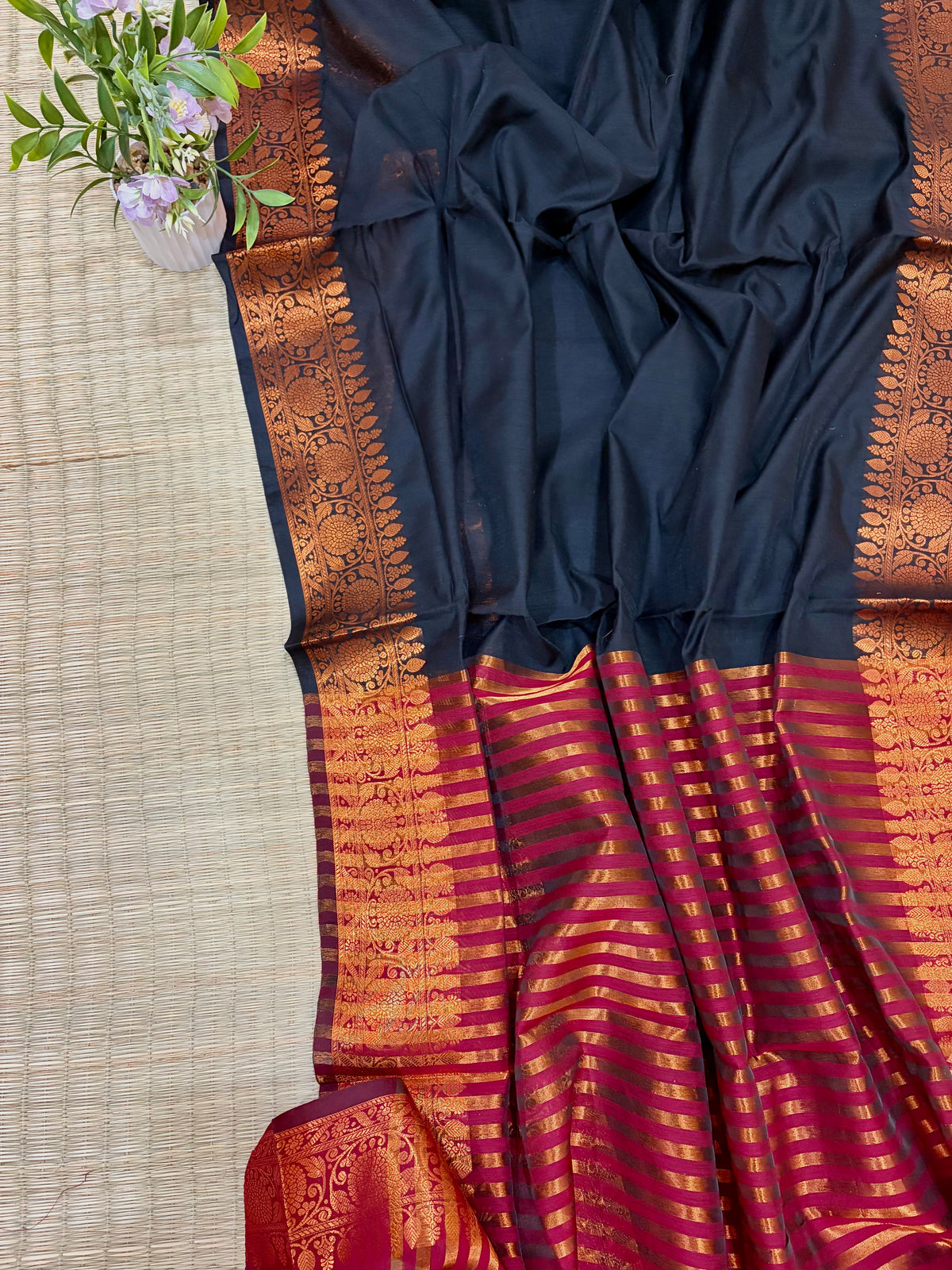 Kaali-Laal- Black & Red Maheshwari Cotton Saree